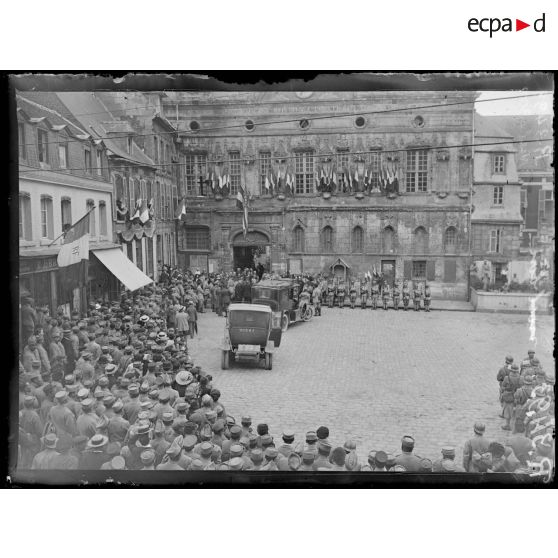 Noyon (Oise). 14 juillet 1917. Arrivée de M. Viviani et Léon Bourgeois. [légende d'origine]