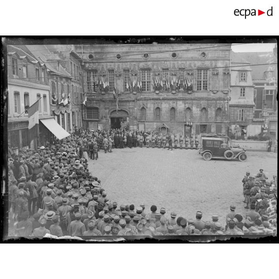 Noyon (Oise). 14 juillet 1917. Arrivée de M. Viviani et Léon Bourgeois. [légende d'origine]