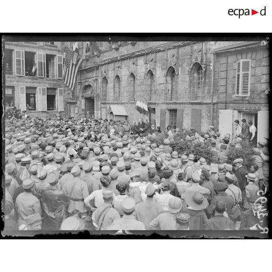Noyon (Oise). 14 juillet 1917. La foule pendant les discours. [légende d'origine]