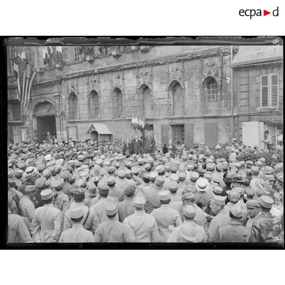 Noyon (Oise). 14 juillet 1917. M. Viviani prononçant son discours. [légende d'origine]