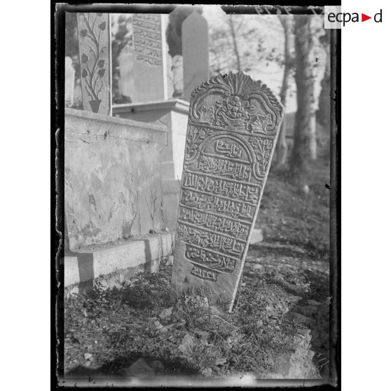 [Cimetière turc de Salonique. Gros plan de stèle sculptée.]