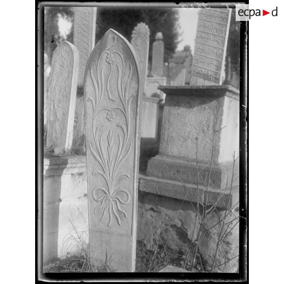 [Cimetière turc de Salonique. Stèles sculptées et gravées.]