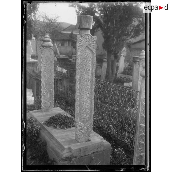 [Cimetière turc de Salonique. Stèles sculptées et gravées.]
