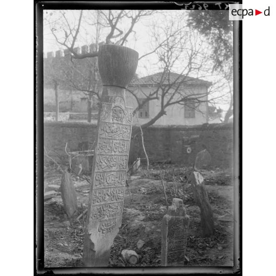 [Cimetière turc de Salonique. Stèle sculptée et gravée.]