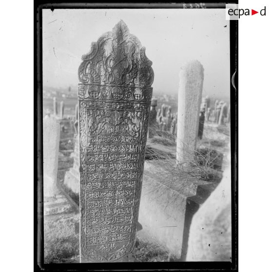 [Cimetière turc de Salonique. Gros plan de stèle sculptée et gravée.]