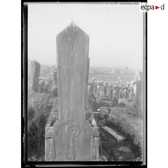 [Cimetière turc de Salonique. Gros plan de stèle sculptée et gravée.]