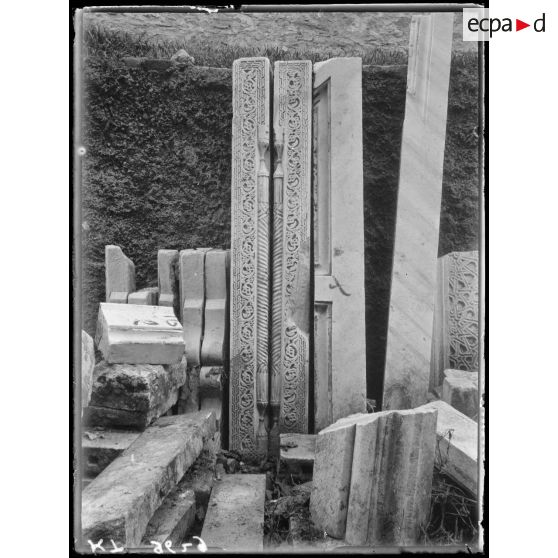 [Cimetière turc de Salonique. Pièces de tombeaux sculptées.]