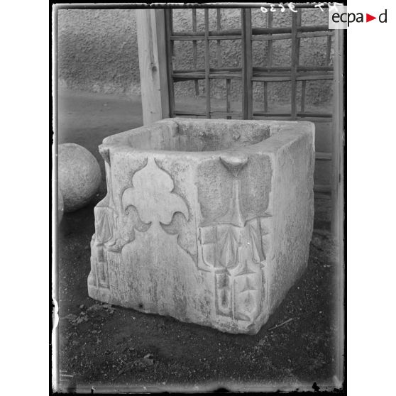 [Cimetière turc de Salonique. Bac en pierre sculptée et gravée.]