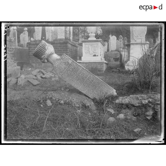 [Cimetière turc de Salonique. Stèle sculptée et gravée.]