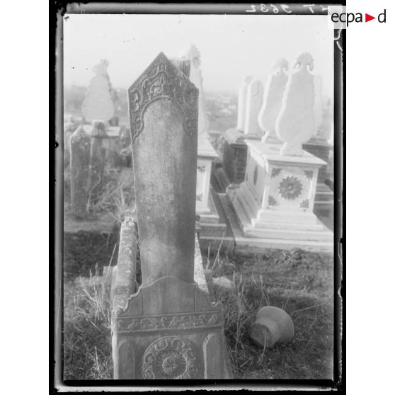 [Cimetière turc de Salonique. Stèle sculptée et gravée.]
