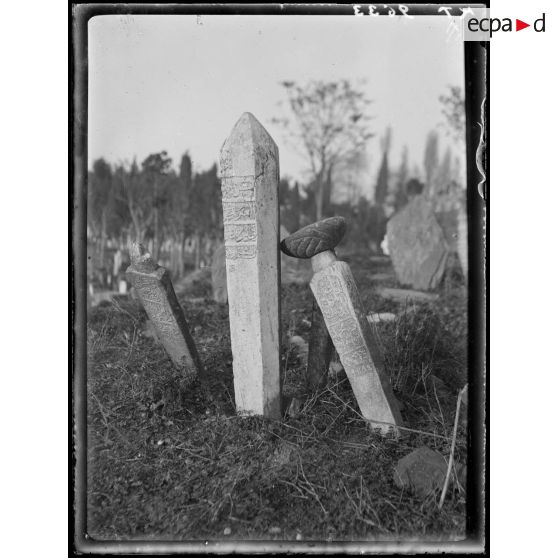 [Cimetière turc de Salonique. Stèles sculptées et gravées.]