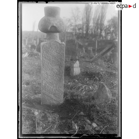 [Cimetière turc de Salonique. Gros plan de stèle sculptée et gravée.]