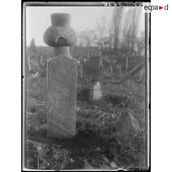 [Cimetière turc de Salonique. Stèle sculptée et gravée.]