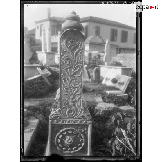 [Cimetière turc de Salonique. Gros plan de stèle sculptée.]