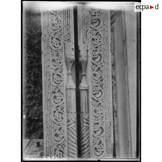 [Cimetière turc de Salonique. Gros plan d'une pièce sculptée : détails.]