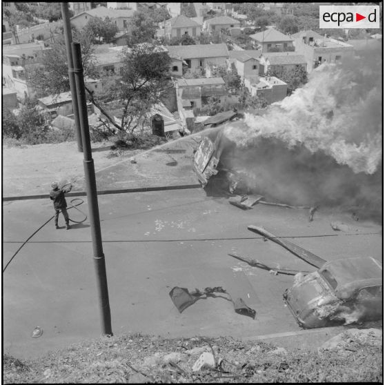 Alger. Quartier des Tagarins. Explosion d'un camion-citerne. Un pompier essaye d'éteindre l'incendie du camion-citerne.