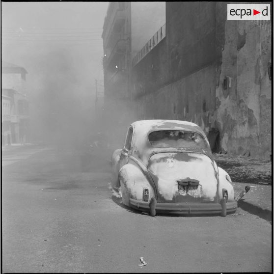 Alger. Quartier des Tagarins. Explosion d'un camion-citerne. Une voiture détruite par le feu.