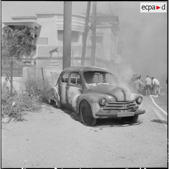 Alger. Quartier des Tagarins. Explosion d'un camion-citerne. Une voiture détruite par le feu.