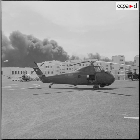 Alger. Quartier des Tagarins. Explosion d'un camion-citerne. Des hélicoptères Sikorsky H-34 et Alouette.