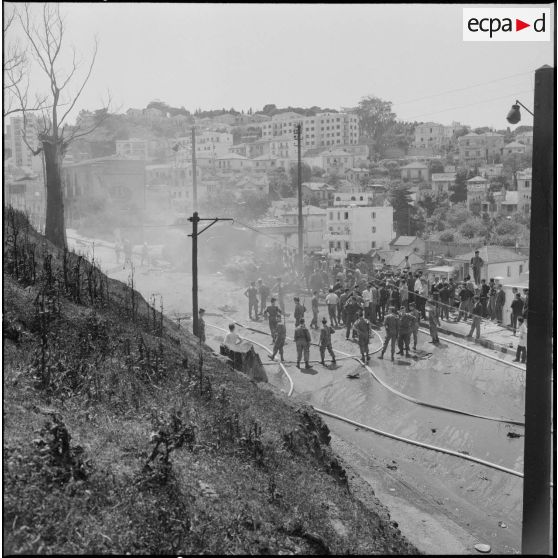 Alger. Quartier des Tagarins. Explosion d'un camion-citerne. Les pompiers essayent d'éteindre l'incendie du camion-citerne.