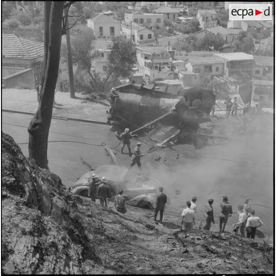 Alger. Quartier des Tagarins. Explosion d'un camion-citerne. Les pompiers essayent d'éteindre l'incendie du camion-citerne.