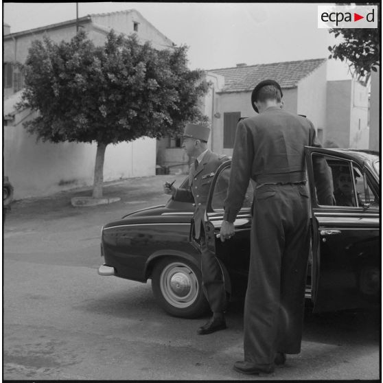 Hôtel du corps d'armée d'Oran (CAO). Conférence. Arrivée d'une autorité militaire en voiture Peugeot 403.