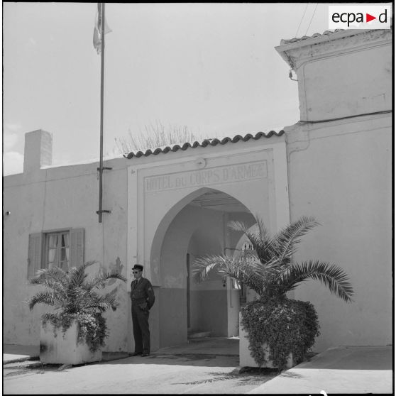 Entrée de l'Hôtel du corps d'armée d'Oran (CAO).