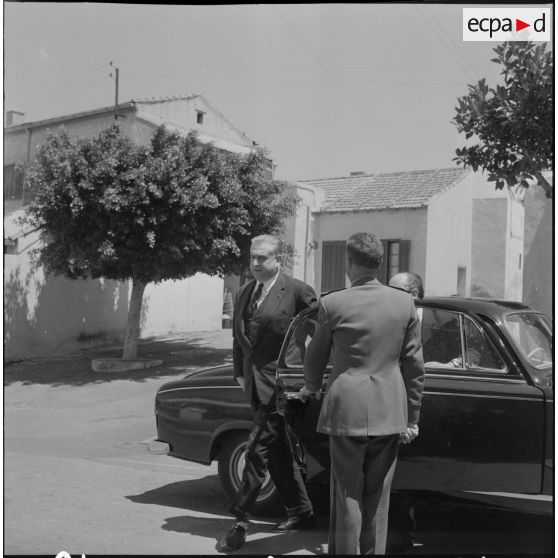 Hôtel du corps d'armée d'Oran (CAO). Conférence. Arrivée de Christian Fouchet en voiture Peugeot 403.