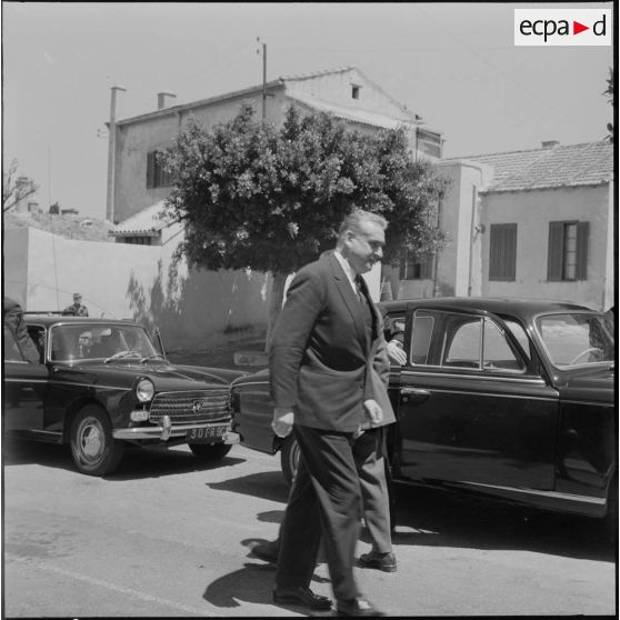 Hôtel du corps d'armée d'Oran (CAO). Conférence. Arrivée de Christian Fouchet en voiture Peugeot 403.