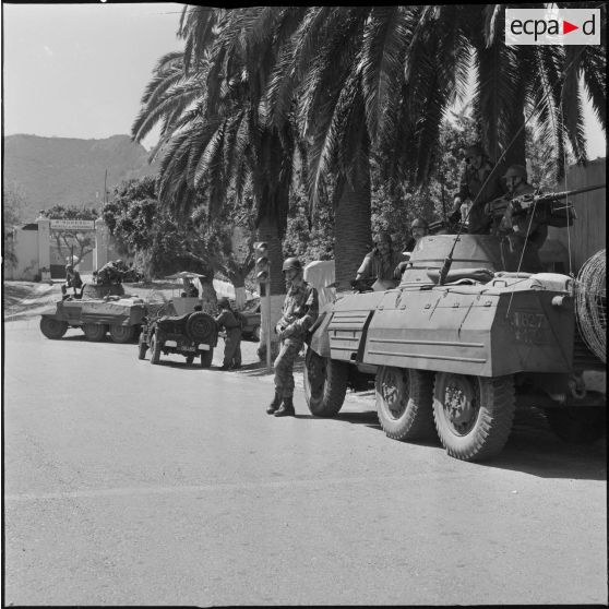 Hôtel du corps d'armée d'Oran (CAO). Conférence. Des soldats à leur poste.