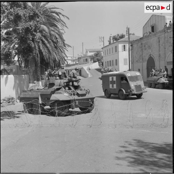 Hôtel du corps d'armée d'Oran (CAO). Conférence. Des soldats à leur poste.