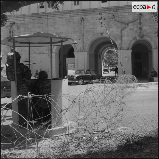 Hôtel du corps d'armée d'Oran (CAO). Conférence. Des autorités arrivent en voiture Peugeot 403.