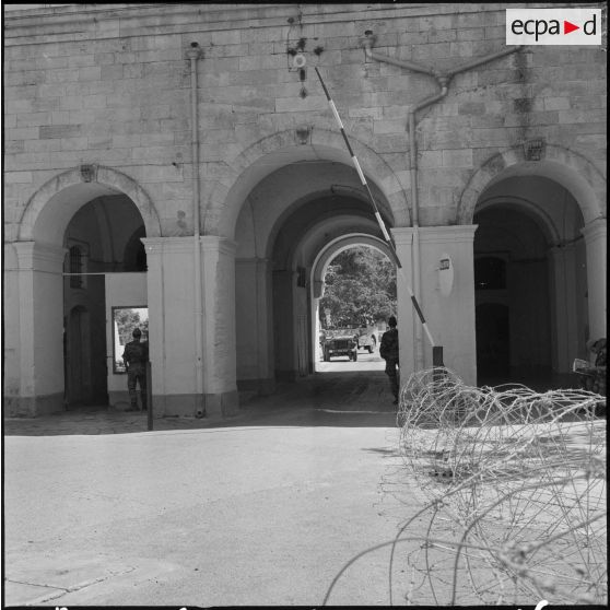 Hôtel du corps d'armée d'Oran (CAO). Conférence. Des soldats à leur poste.