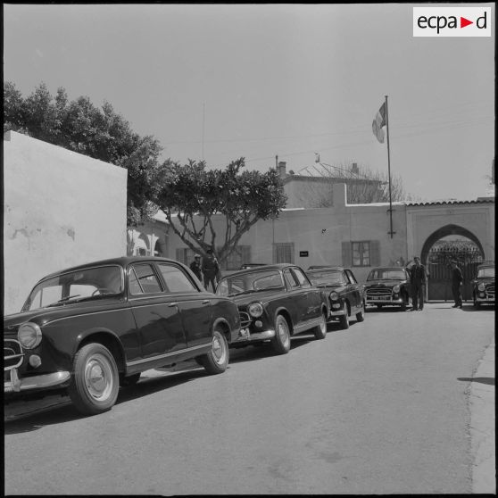 Hôtel du corps d'armée d'Oran (CAO). Conférence. Les voitures Peugeot 403 sont garés.