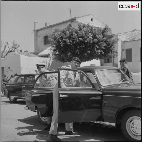 Hôtel du corps d'armée d'Oran (CAO). Conférence. Arrivée du général Fourquet en voiture Peugeot 403.