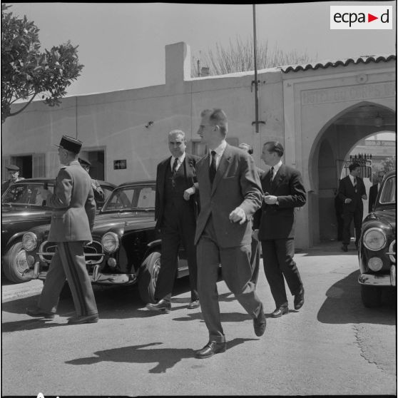 Hôtel du corps d'armée d'Oran (CAO). Conférence. Christian Fouchet avec des autorités.