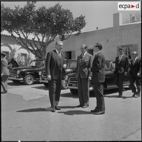 Hôtel du corps d'armée d'Oran (CAO). Conférence. Christian Fouchet avec des autorités.