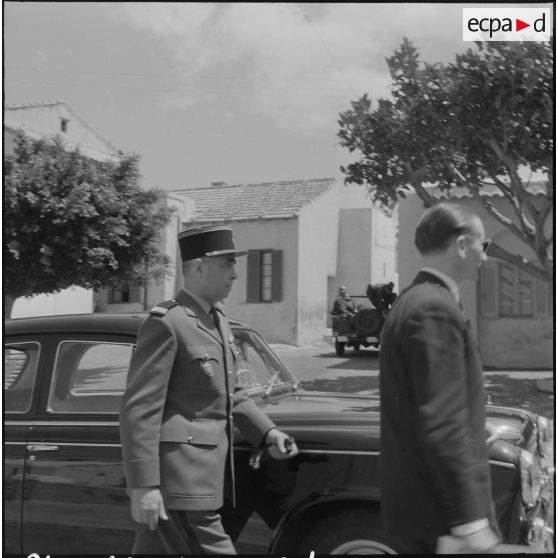 Hôtel du corps d'armée d'Oran (CAO). Conférence. Arrivée d'une autorité militaire en voiture Peugeot 403.