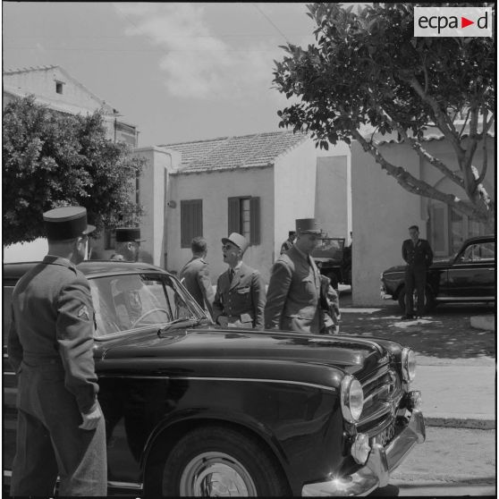 Hôtel du corps d'armée d'Oran (CAO). Conférence. Arrivée d'autorités militaires en voiture Peugeot 403.