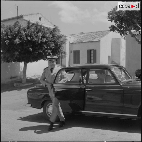 Hôtel du corps d'armée d'Oran (CAO). Conférence. Arrivée d'une autorité militaire en voiture Peugeot 403.