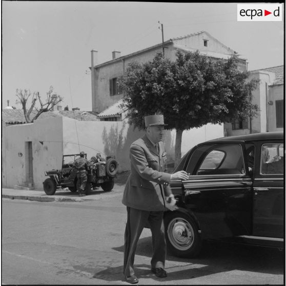 Hôtel du corps d'armée d'Oran (CAO). Conférence. Arrivée du général Katz en voiture Peugeot 403.