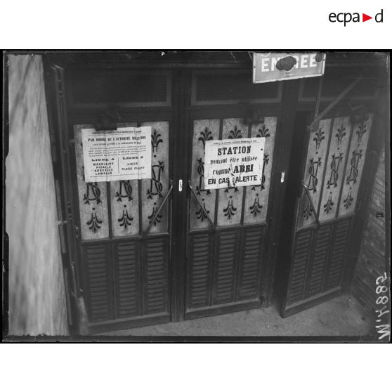 Paris, station Pigalle pouvant être utilisée comme abri en cas d'alerte. Les affiches. [légende d'origine]