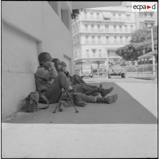 Oran. Bouclage de la place Hoche. Des soldats à leur poste.