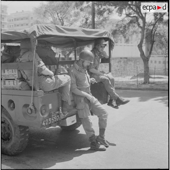 Oran. Bouclage de la place Hoche. Des soldats à leur poste.
