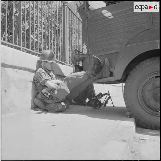 Oran. Bouclage de la place Hoche. Des soldats à leur poste.