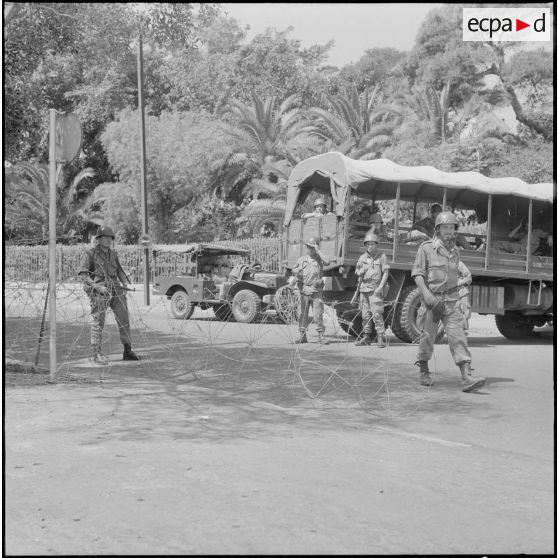 Oran. Bouclage de la place Hoche. Des soldats à leur poste.