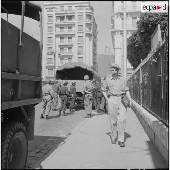 Oran. Bouclage de la place Hoche. Des soldats s'occupent de prisonniers.