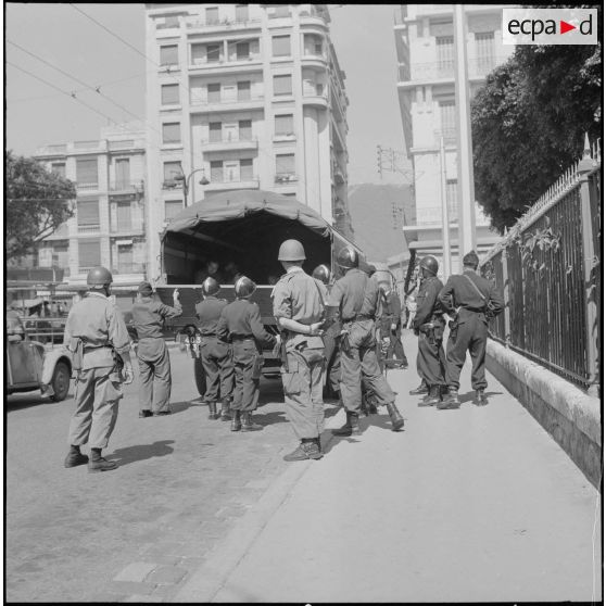 Oran. Bouclage de la place Hoche. Des soldats s'occupent de prisonniers.