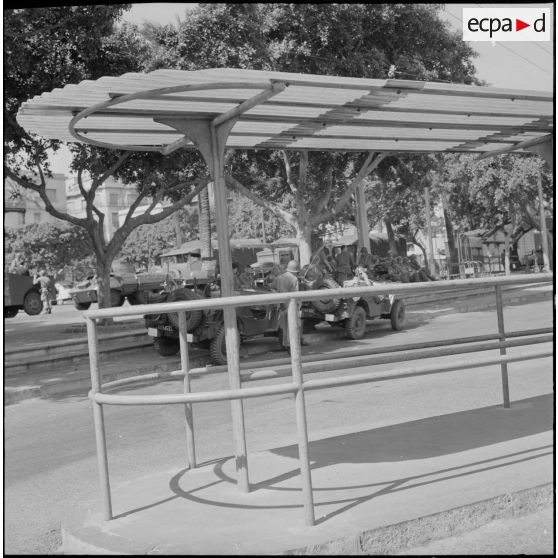 Oran. Bouclage de la place Hoche. Des soldats à leur poste.