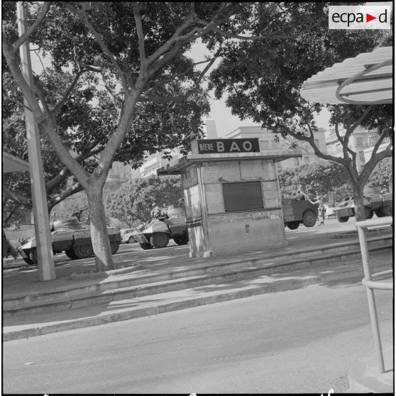 Oran. Bouclage de la place Hoche. Des soldats à leur poste.